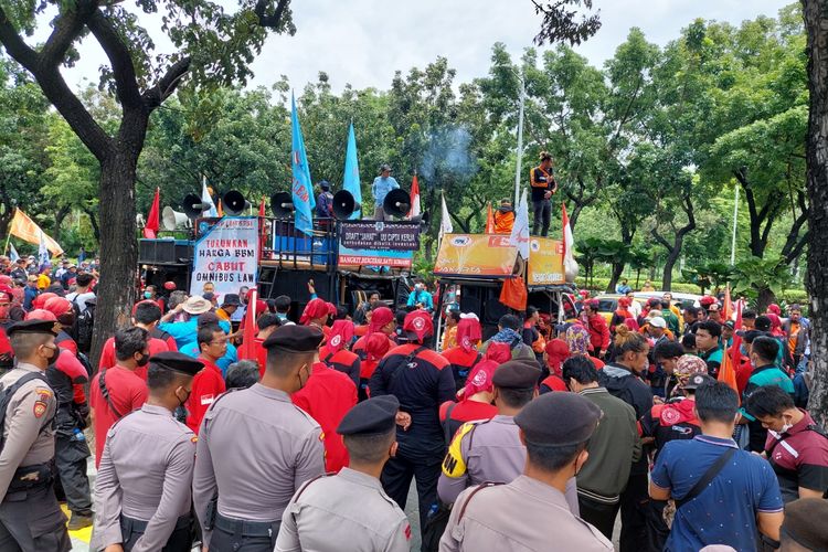 Suasana saat massa aksi yang terdiri dari unsur buruh mulai memadati area depan Balai Kota DKI Jakarta atau di Jalan Medan Merdeka Selatan, Gambir, Jakarta Pusat, Jumat (18/11/2022).