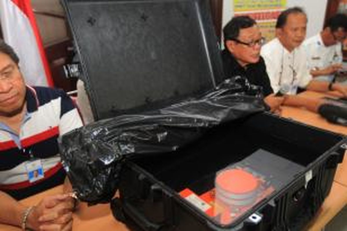 Petugas menunjukkan cockpit voice recorder (CVR) yang merupakan bagian kotak hitam pesawat AirAsia QZ8501 di Kantor Komite Nasional Keselamatan Transportasi, Jakarta, Selasa (13/1/2015). CVR tersebut salah satu bagian kotak hitam yang berisi percakapan pilot dan kopilot.