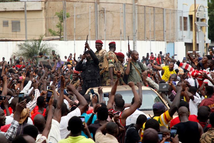 Massa bersorak mendukung militer Mali di Alun-alun Kemerdekaan, setelah sukses melakukan kudeta pemerintahan di Bamako, Mali, Selasa (18/8/2020).