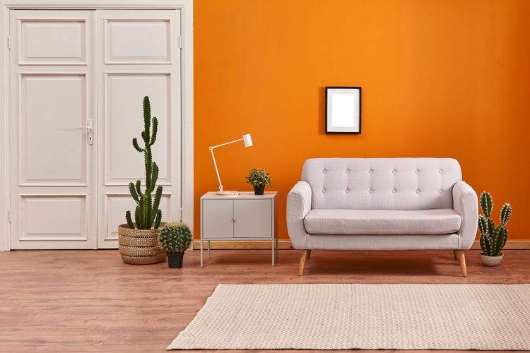 Ilustrasi ruang keluarga dengan warna cat dinding oranye.