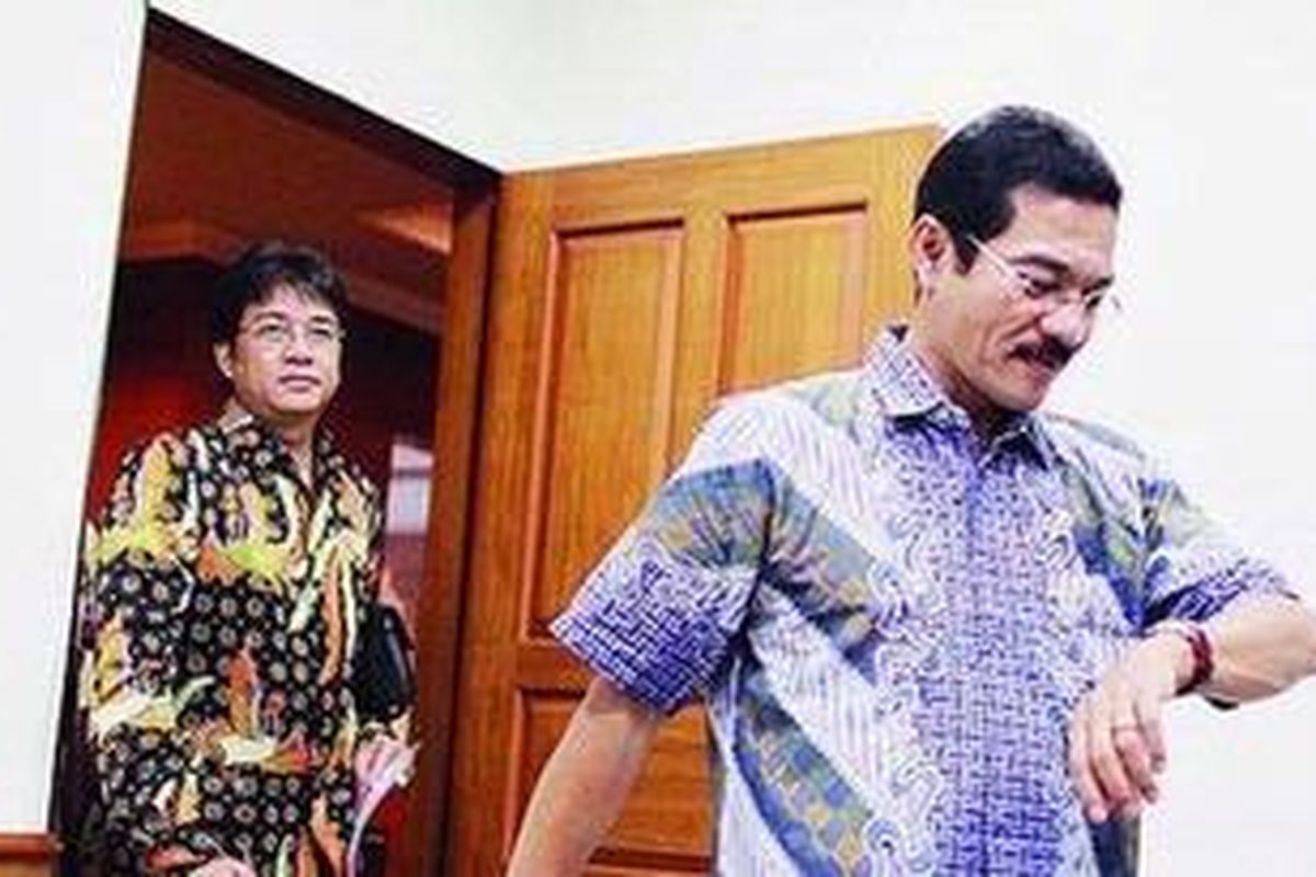 Menteri Dalam Negeri Gamawan Fauzi melihat jam tangannya. 