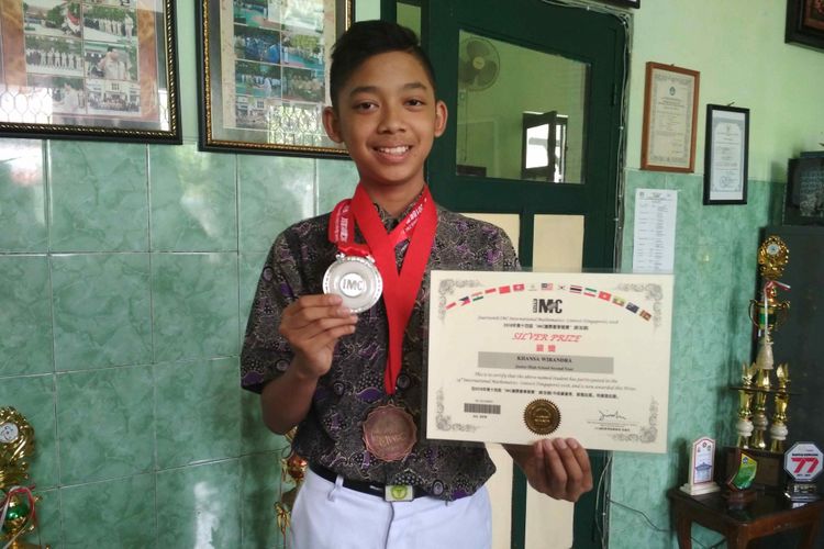 Khansa Wirandra (14) pelajar SMP 1 Kota Magelang menunjukkan piagam dan medali Perak di Fourteenth IMC di Singapura 2018, Rabu (1/8/2018).