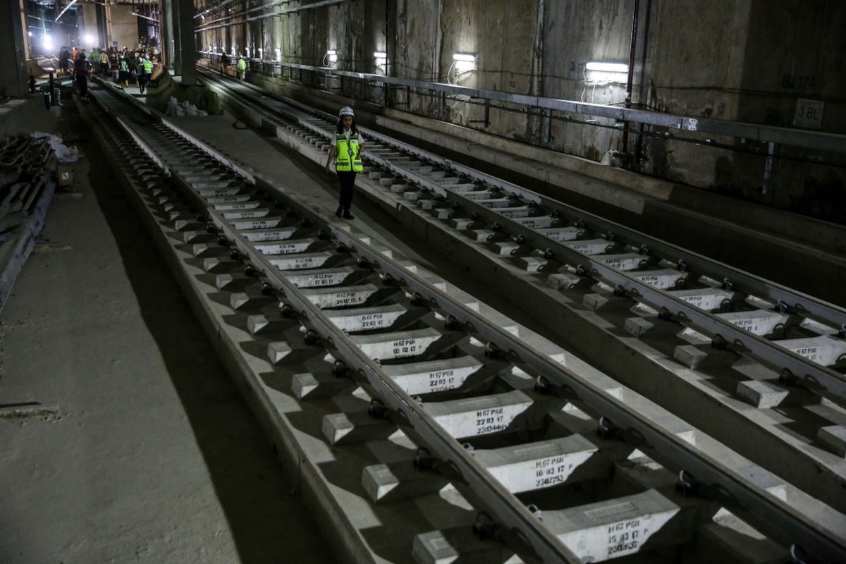 Proses pembangunan pengeboran terowongan untuk angkutan massal cepat (Mass Rapid Transit/MRT) di Stasiun Bunderan HI, Jakarta Pusat, Senin (25/6/2018). Kunjungan Menlu Taro Kono ke Indonesia sekaligus menandai 60 tahun hubungan diplomatik Indonesia-Jepang.