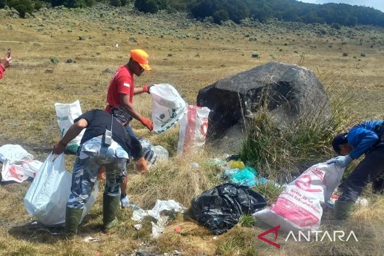 Relawan Basecamp Sauyunan Gunung Gede-Pangrango, Cianjur, Jawa Barat, melakukan operasi bersih sampah dari jalur pendakian hingga puncak gunung.