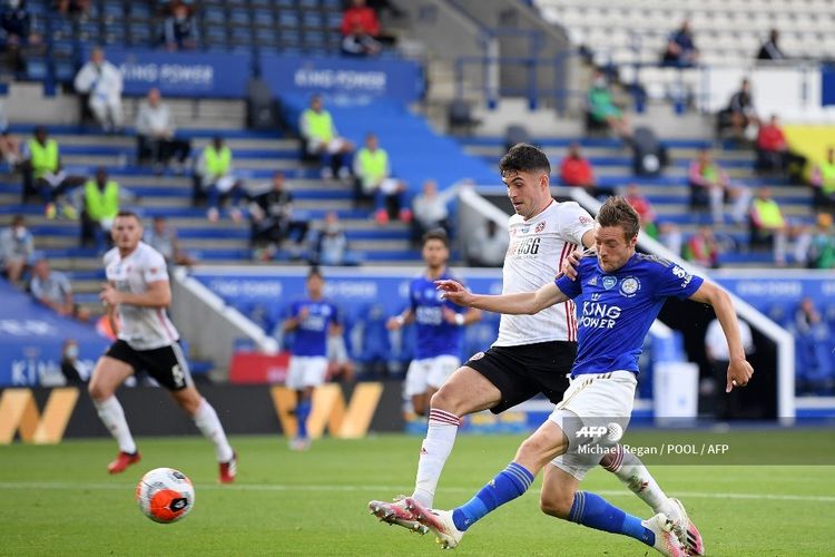 Jamie Vardy (kanan) berusaha mencetak gol dalam pertandingan Leicester vs Sheffield pada pekan ke-36 Liga Inggris di Stadion King Power, Jumat (17/7/2020) dini hari WIB. 