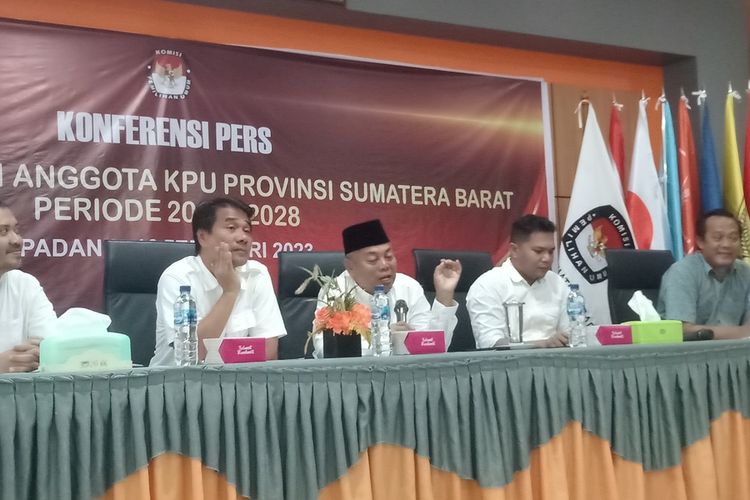 Tim Pansel calon Komisioner KPU Sumbar memberikan keterangan pers, Jumat (10/2/2023) di KPU Sumbar.