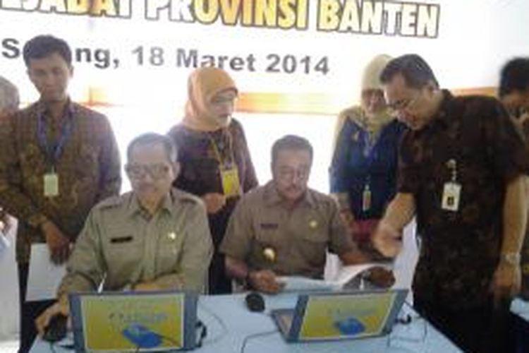 Wakil Gubernur Banten Rano Karno melakukan pelaporan SPT PPh tahunan melalui sistem e-filing di Ditjen Pajak Kanwil Banten, Selasa (18/3/2014)