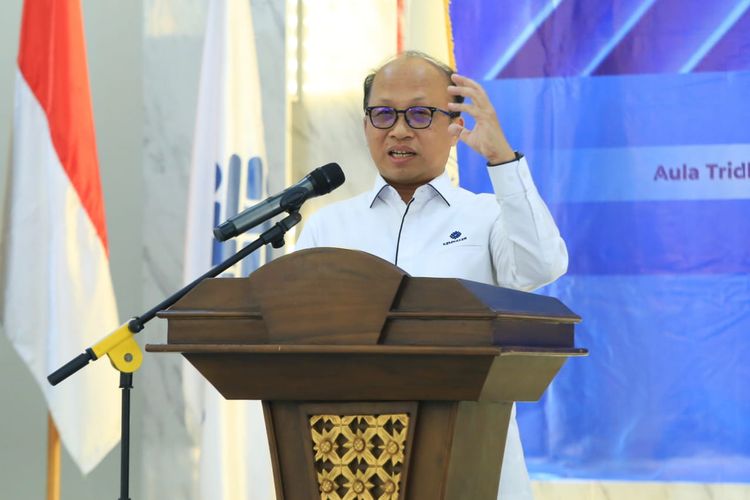 Sekretaris Jenderal (Sekjen) Kementerian Ketenagakerjaan (Kemenaker) Anwar Sanusi saat menyampaikan sambutan pada acara Konsolidasi Informasi Pasar Kerja,  Jumat (16/6/2023).
