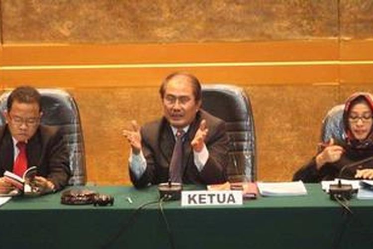 Sidang Dugaan Pelanggaran Kode Etik KPU Ketua Dewan Kehormatan Penyelenggara Pemilu Jimly Asshiddiqie memimpin sidang dugaan pelanggaran kode etik KPU yang digelar Majelis Dewan Kehormatan Penyelenggara Pemilu (DKPP) di Gedung BPPT, Jakarta, Selasa (13/11/2012). Sidang tersebut menghadirkan pihak Sekjen KPU sebagai pihak terkait. 


