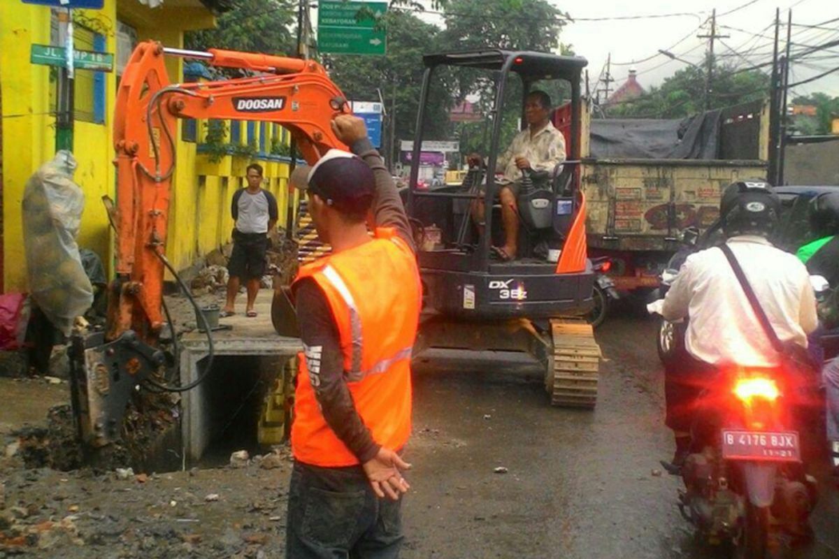 Saluran air di Jalan Palmerah Barat yang sedang dibongkar.