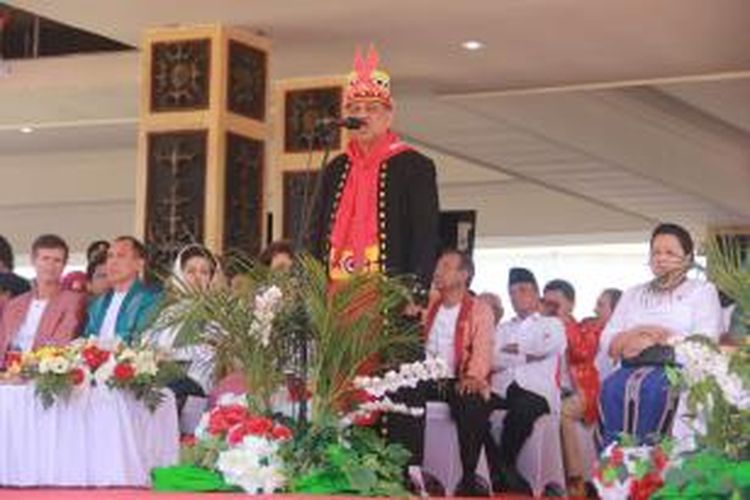 Wali Kota Ambon, Richard Louhenapessy mengenakan baju kebesaran sebagai Upulatu (pemimpin) saat acara puncak Mangente Ambon atau bertepatan dengan HGUT Kota AMbon ke 440 di tribun Lapngan Merdeka, (7/9/2015).