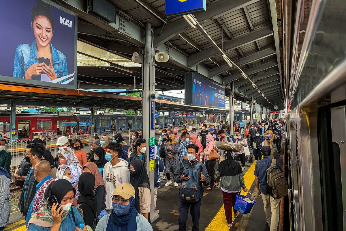 Penumpang saat turun dari kereta di Stasiun Tanah Abang di Jakarta, Jumat (18/2/2022). 