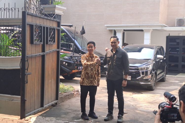 Putra Presiden Joko Widodo (Jokowi), Gibran Rakabuming Raka dan Ketua Umum Partai Demokrat Agus Harimurti Yudhoyono (AHY) usai bertemu di Jalan Prapanca Raya, Jakarta Selatan, Minggu (22/10/2023). 