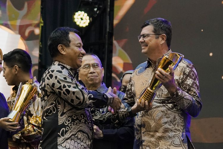 PT Weda Bay Nickel (WBN) menerima penghargaan Kinerja Pengembangan dan Pemberdayaan Masyarakat (PPM) atau Tambang Menyejahterakan Masyarakat (Tamasya) Award 2023 dalam acara Penganugerahan Penghargaan Kinerja PPM atau Tamasya Award 2023 di Hotel Bidakara, Jakarta Selatan (Jaksel), Daerah Khusus Ibu Kota (DKI) Jakarta,  Jumat (8/12/2023).            