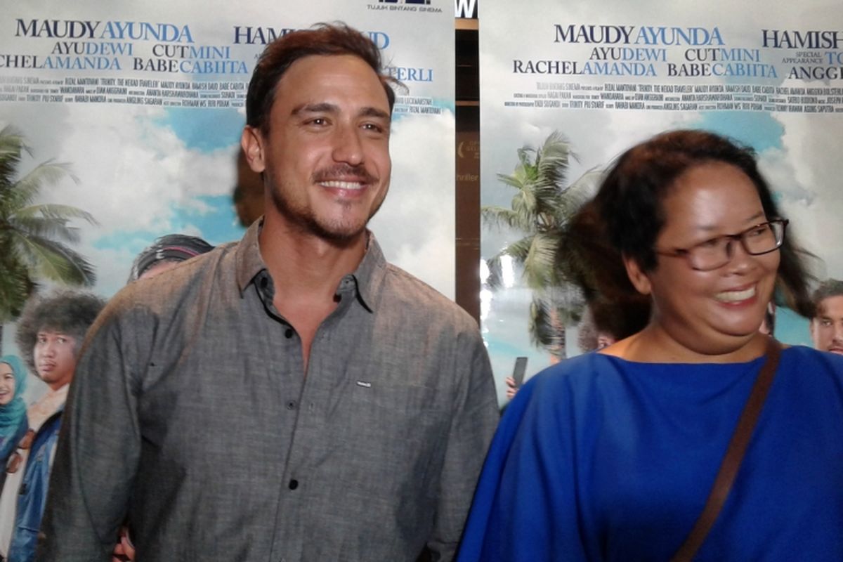 Hamish Daud dan Trinity diabadikan saat pemutaran film Trinity, The Nekad Traveler di CGV Blitz Grand Indonesia, Jakarta Pusat, Rabu (15/3/2017).