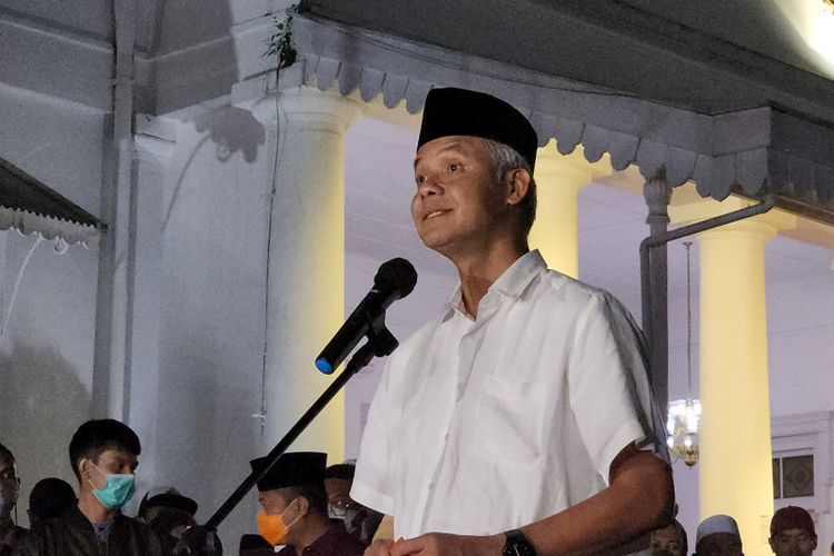Gubernur Jawa Tengah Ganjar Pranowo bertakziah ke kediaman dinas Gubernur Jawa Barat Ridwan Kamil di Gedung Pakuan, Kota Bandung, Jawa Barat, Minggu (12/6/2022).