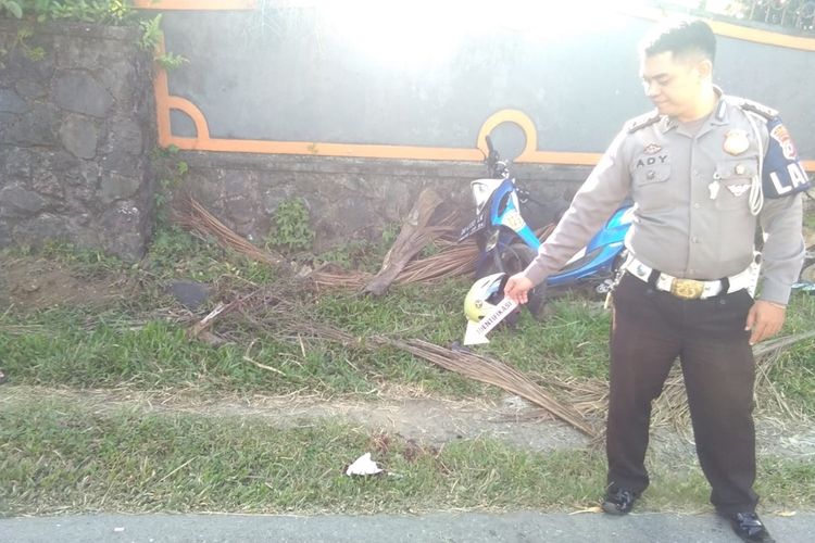 Polisi Lalu Lintas Polres Pulau Ambon menggelar olah tempat kejadian perkara di lokasi kecelakaan sepeda motor di Kebun Cengkeh, Kecamatan Sirimau Ambon, Selasa (10/9/2019)