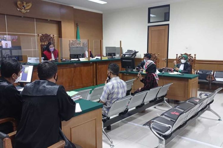 Saksi Cici dan Asep hadir disidang lanjutan kasus dugaan korupsi lahan Samsat Malimping dengan terdakwa Samad di Pengadilan Tipikor Serang.