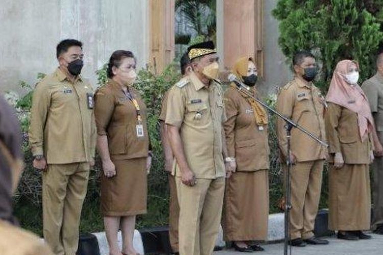 Suasana apel yang dipimpin Wakil Bupati PPU, Hamdam di halaman Kantor Bupati.
