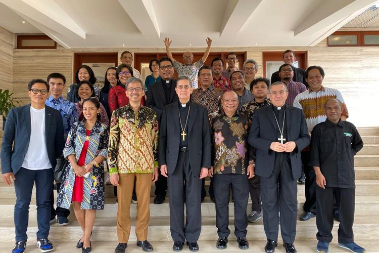Cardinal Miguel Ayuso (tengah) didampingi Duta Besar RI untuk Tahta Suci Vatikan Amrih Jinangkung berfoto bersama usai pertemuan di Kedutaan Vatikan di Jakarta, Sabtu (11/02/2023).