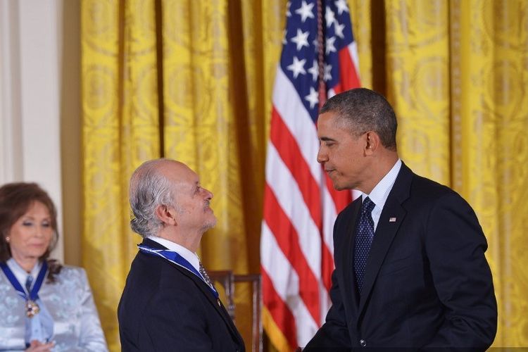 Presiden Barack Obama memberikan penghargaan kepada ahli kimia dan pemenang Hadiah Nobel Mario Molina dengan Presidential Medal of Freedom, Rabu, 20 November 2013, dalam sebuah upacara di Ruang Timur Gedung Putih di Washington.
