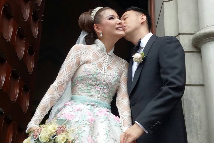 Olga dan Aris diabadikan usai melangsungkan pemberkatan nikah di Gereja Katedral, Jakarta Pusat, Jumat (21/4/2017).