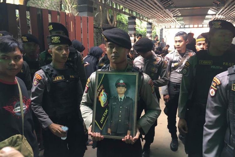 Polres Metro Bekasi Kota persiapkan upacara pelepasan dan pemakaman jenazah di rumah duka almarhum Bripda Taufan Tsunami, di Jatisampurna, Kota Bekasi, Kamis (25/5/2017).
