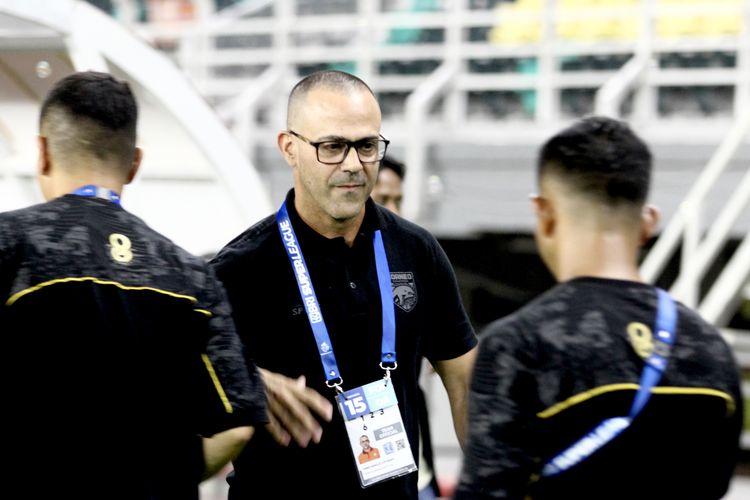 Pelatih Borneo FC di Super League 2025-2026 asal Brasil Fabio Lefundes.