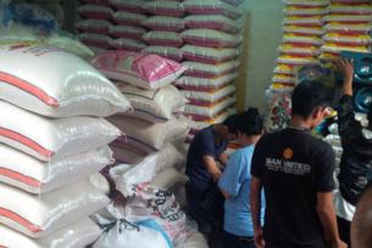 Suasana toko beras yang disidak Polsek Bantargebang dan Dinas Perindustrian dan Perdagangan Kota Bekasi terkait beras sintetis, Selasa (19/5/2015).