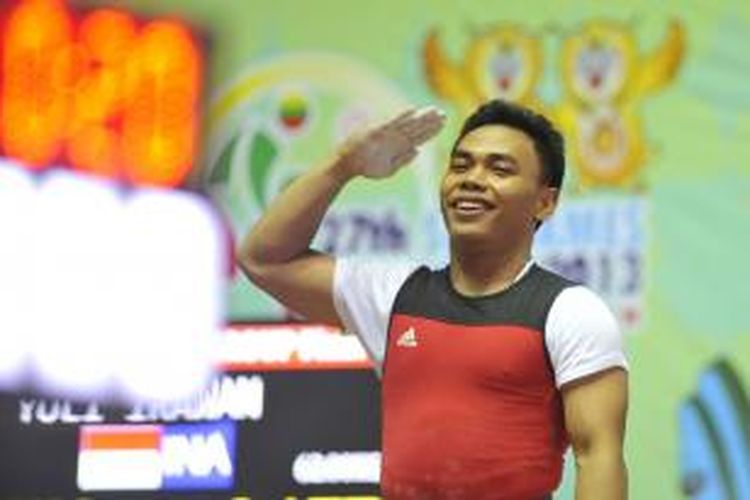 Lifter putra Indonesia, Eko Yuli Irawan memberikan salam kepada para pendukungnya saat tampil dalam laga angkat besi SEA Games 2013 kelas 62 kg di Stadion Theinphyu, Yangon, Myanmar, Jumat (13/12/2013). Dengan total angkatan seberat 304 kg, Eko dinobatkan menjadi pria terkuat di kelas tersebut dan berhak dikalungi medali emas.