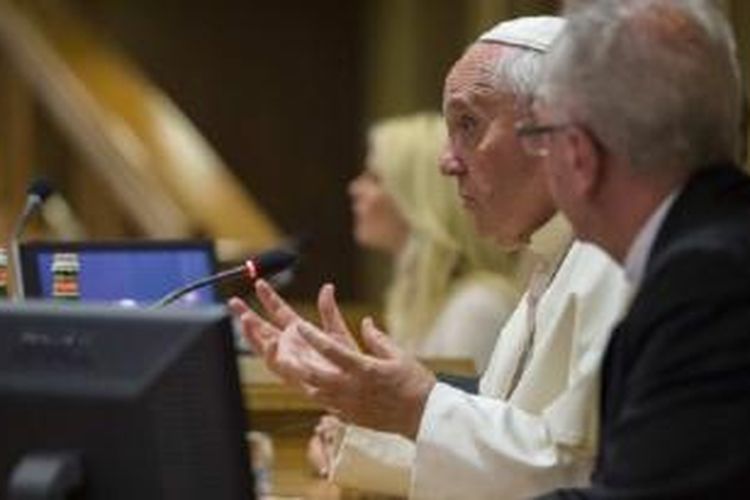 Paus Fransiskus berbicara pada konferensi yang membahas isu perubahan iklim dan perdagangan manusia di Vatikan, Selasa (21/7/2015).