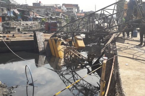 Kesaksian Warga Saat Crane Pembangunan Turap Kali Sentiong Ambruk