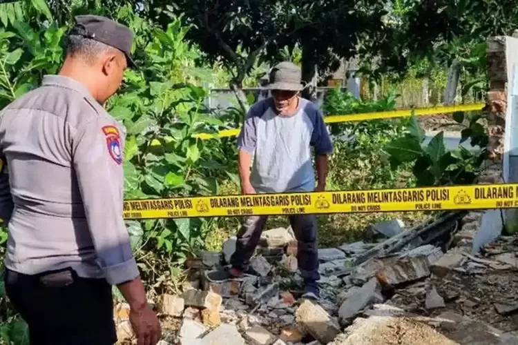 Detik-detik Bocah 3 SD di Ponorogo Tewas Tertimpa Pagar Tembok Kamar Mandi Lapuk