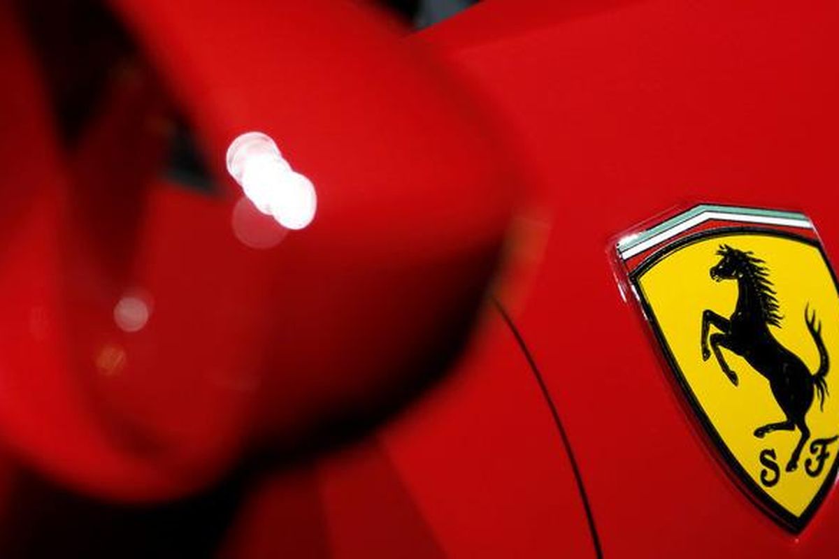 Logo Ferrari pada Ferrari 458 Speciale.
