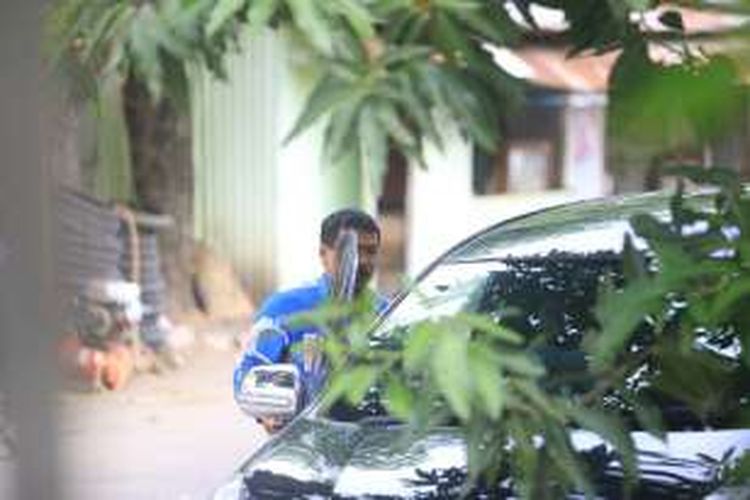 Foto : Kepala Administrasi Pembangunan dan Aset Sekretariat Daerah Kota Madiun, Sadikun nampak hendak masuk ke dalam mobil dinasnya usai diperiksa KPK sebagai saksi untuk tersangka Walikota Madiun, Bambang Irianto di Gedung Bhara Makota Polres Madiun Kota, Kamis ( 15/12/2016) sore.