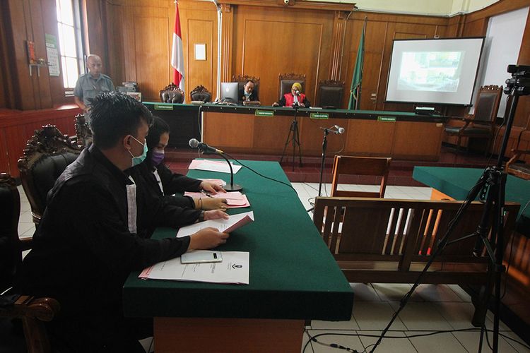 Suasana sidang telekonferensi yang digelar di Pengadilan Negeri Surabaya, Jalan Arjuno, Surabaya, Jawa Timur, Senin (30/3/2020). Pengadilan Negeri Surabaya mulai hari ini menggelar sidang secara telekonferensi dengan menghadirkan hakim, jaksa, pengacara dan saksi di ruang sidang namun untuk terdakwa tetap di dalam rumah tahanan (rutan) sebagai upaya mengantisipasi serta mencegah penyebaran virus Corona (COVID-19).