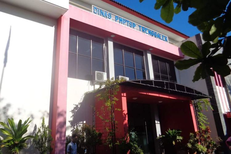Gedung Dinas Penanaman Modal Pelayanan Terpadu Satu Pintu yang berada di Jalan Panglima Sudirman Trenggalek, Jawa Timur
 