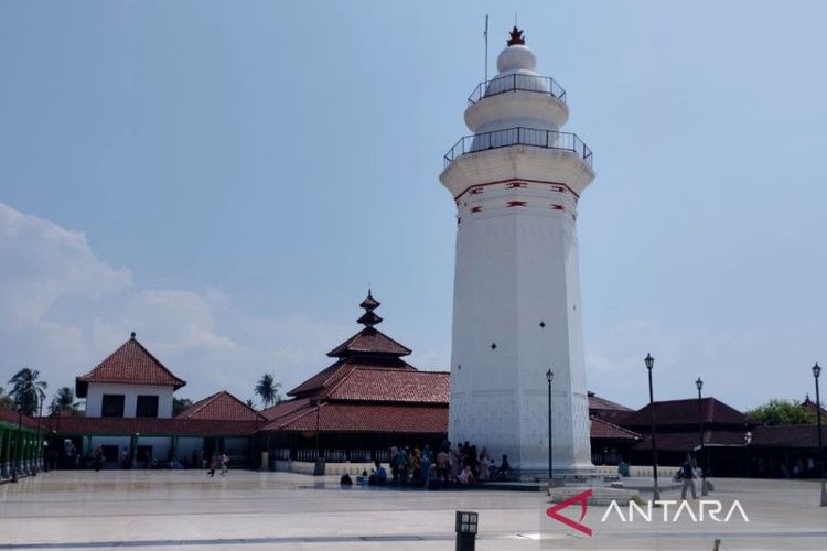 Situasi Masjid Agung Banten pada Sabtu (22/7/2023) yang ramai dikunjungi wisatawan.