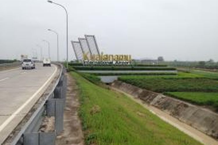 Tampak Bandara Internasional Kualanamu, Kabupaten Deli Serdang, Sumatera Utara, dilihat dari jalan tol. Foto diambil pada Selasa (22/9/2015). 