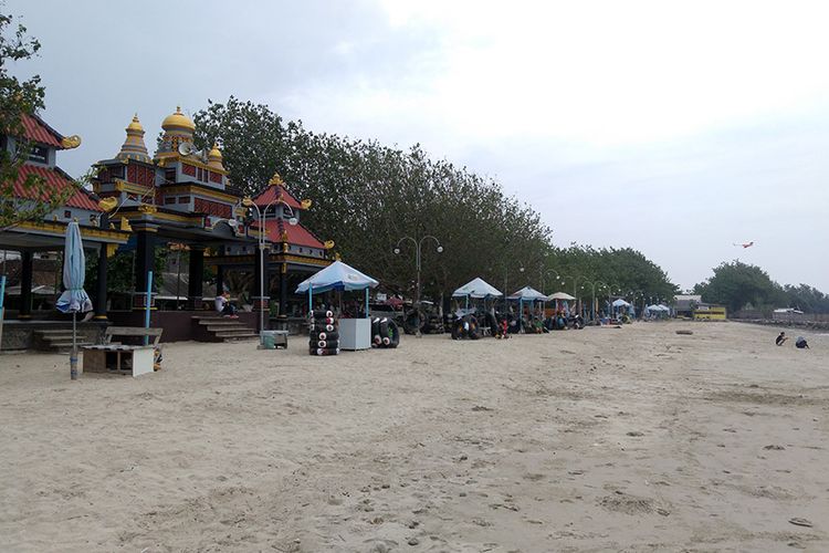 Sederet pihak yang siap menyewakan pelampung dari ban bekas di Pantai Dalegan, Gresik, Jawa Timur.