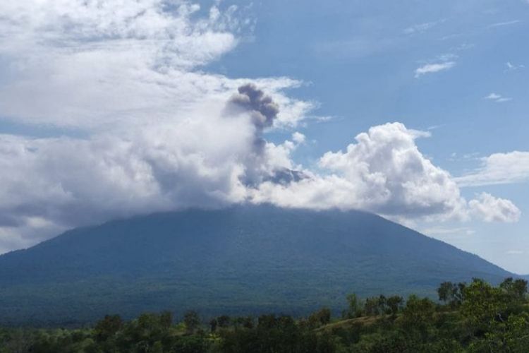 Foto: Gunung Ile Lewotolok, Kabupaten Lembata, NTT meletus, Sabtu (2/7/2022) pukul 10.09 Wita.