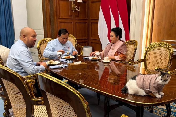 Outfit Lebaran Prabowo Sekeluarga, Titiek Serasi dengan Bobby Kertanegara