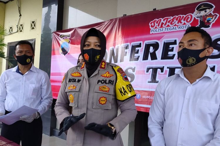 Kapolres Tegal Kota AKBP Rita Wulandari memberi keterangan dalam konferensi pers penetapan tersangka Wakil Ketua DPRD Kota Tegal Wasmad Edi Susilo di Mapolres Tegal Kota, Senin (28/9/2020)