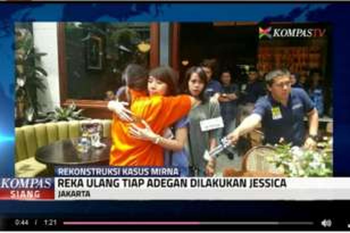 Foto menggambarkan Jessica sedang beradegan menyambut Hani dan memeluknya, di Kafe Olivier, Minggu (7/1/2016).