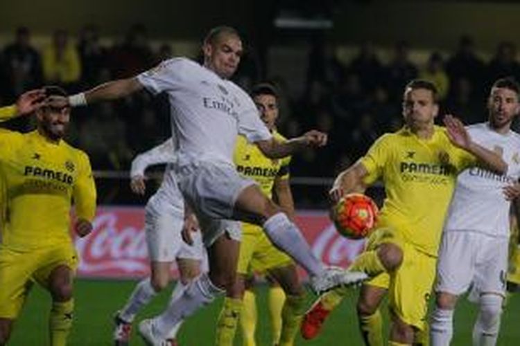 Aksi Pepe saat Real Madrid bertandang ke markas Villarreal, Stadion El Madrigal, Minggu (13/12/2015). 