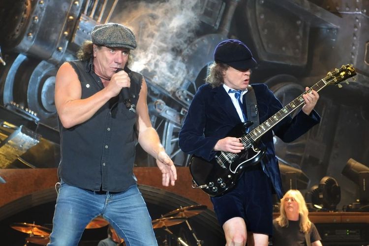 Penampilan AC/DC di O2 Arena London, dari kiri, Brian Johnson dan Angus Young.