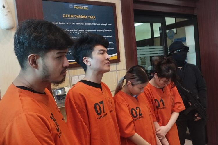 Keempat tersangka penyelundupan narkotika berbagai jenis dari Thailand ke Bali saat dihadirkan dalam konferensi pers di Kantor BNNP Bali, pada Selasa (17/9/2024). 