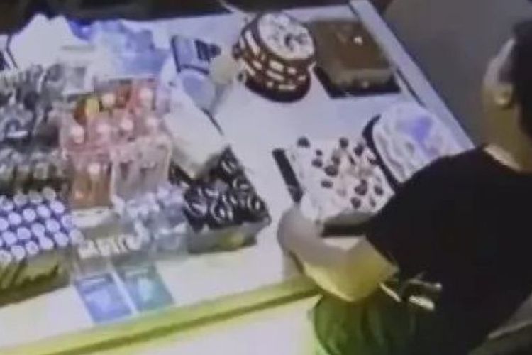 Dalam potongan video kamera CCTV, terlihat seorang pria memilih kue setelah membobol toko di Nanjing, China, Rabu (1/8/2018) pekan lalu.