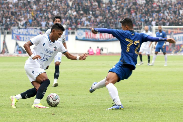 Pemain Arema FC Dedik Setiawan dijaga ketat pemain PSIS Semarang saat uji coba yang berakhir dengen skor 2-1 di Stadion Jatidiri Semarang, Sabtu (4/6/2022) sore.
