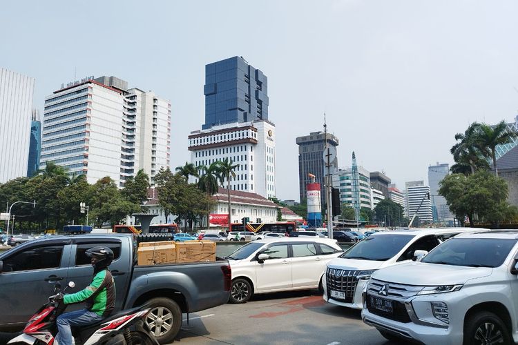Lalu lintas depan kawasan Patung Kuda Arjuna Wijaya, Gambir, Jakarta Pusat, terpantau padat merayap, Senin (20/3/2023). (KOMPAS.com/XENA OLIVIA)